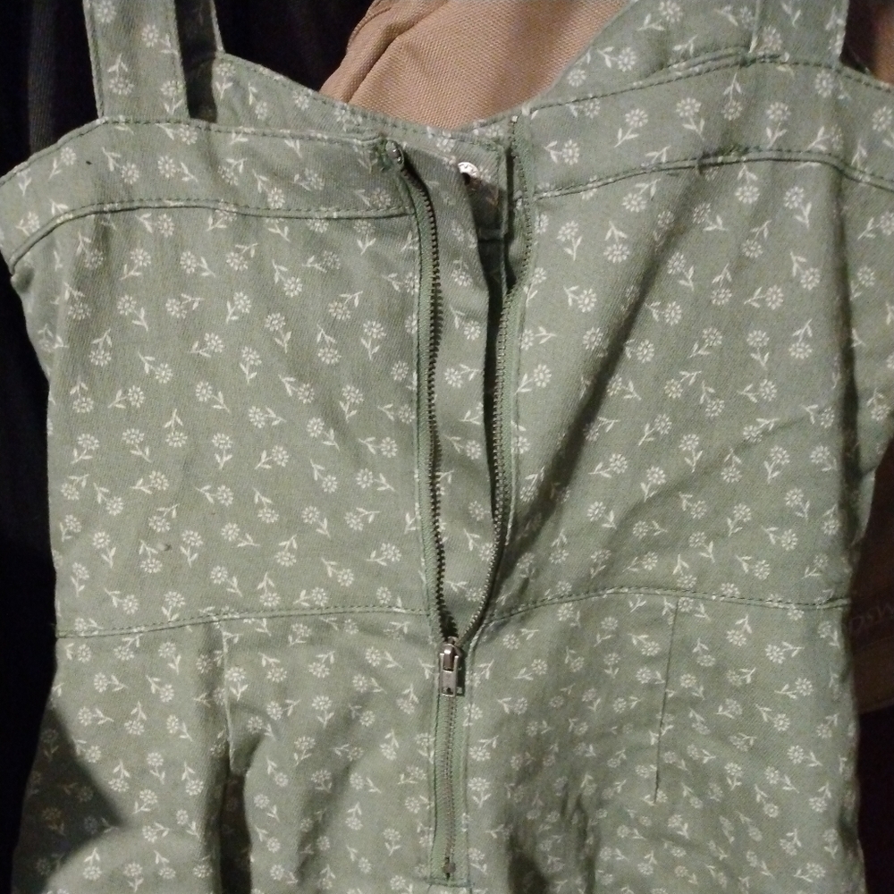 Short green jumper